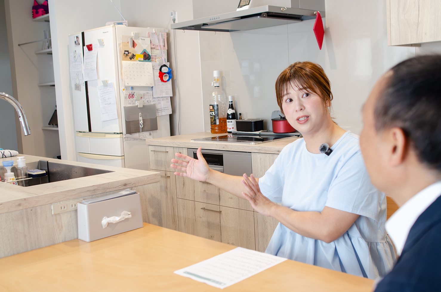 キッチンについて話す奥様