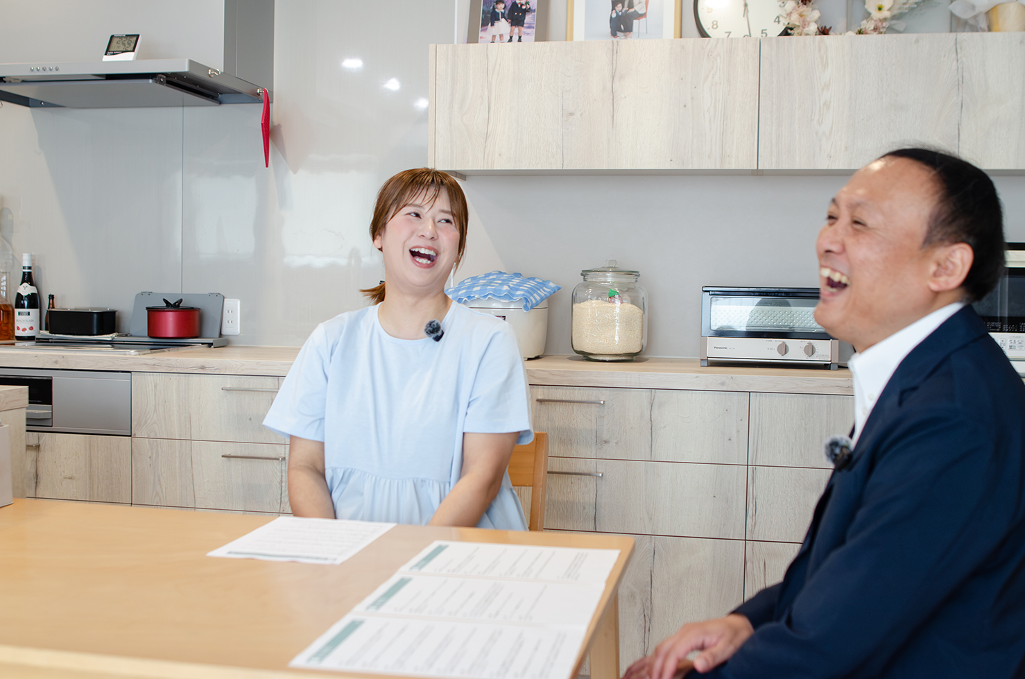 笑顔で話す2人