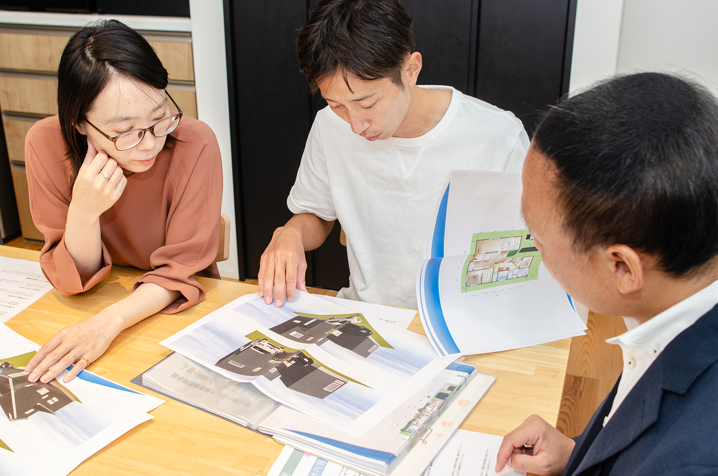 当時の間取り図を一緒に見返す様子