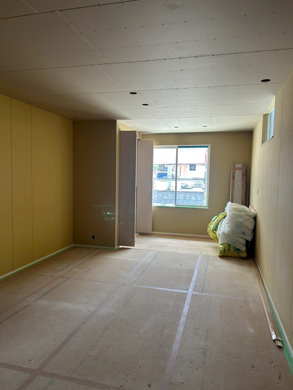 向陽分譲住宅の内装工事中の室内