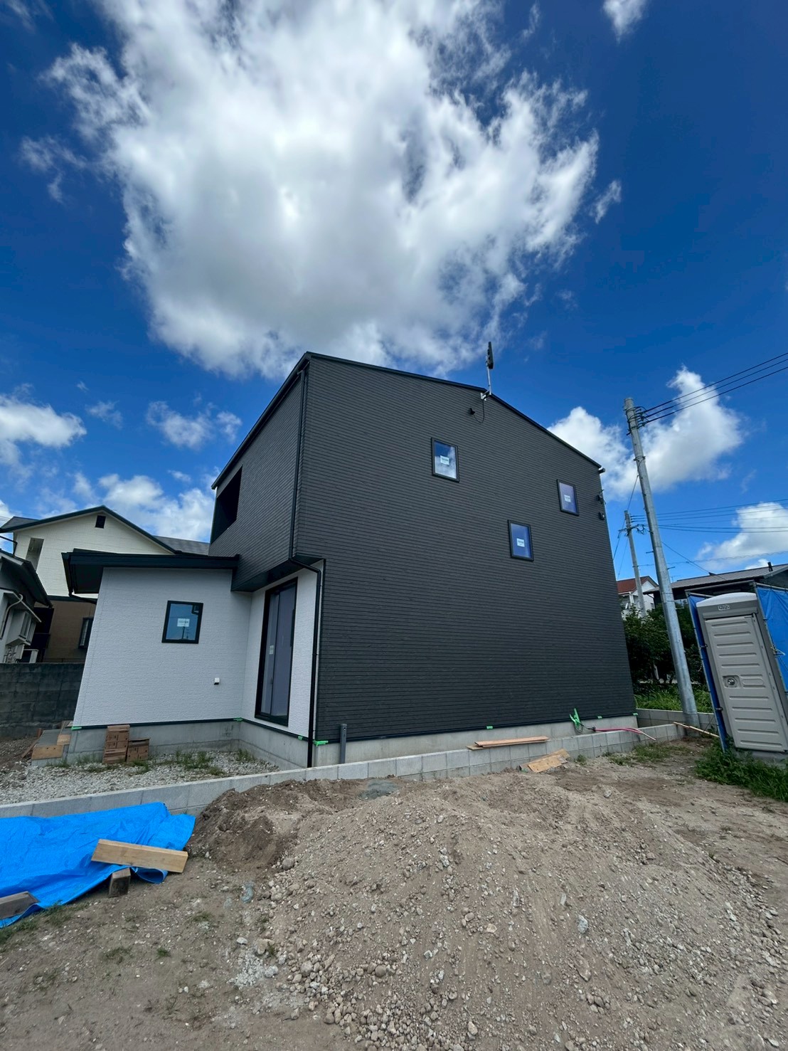 坂之上分譲住宅の側面外観と工事状況