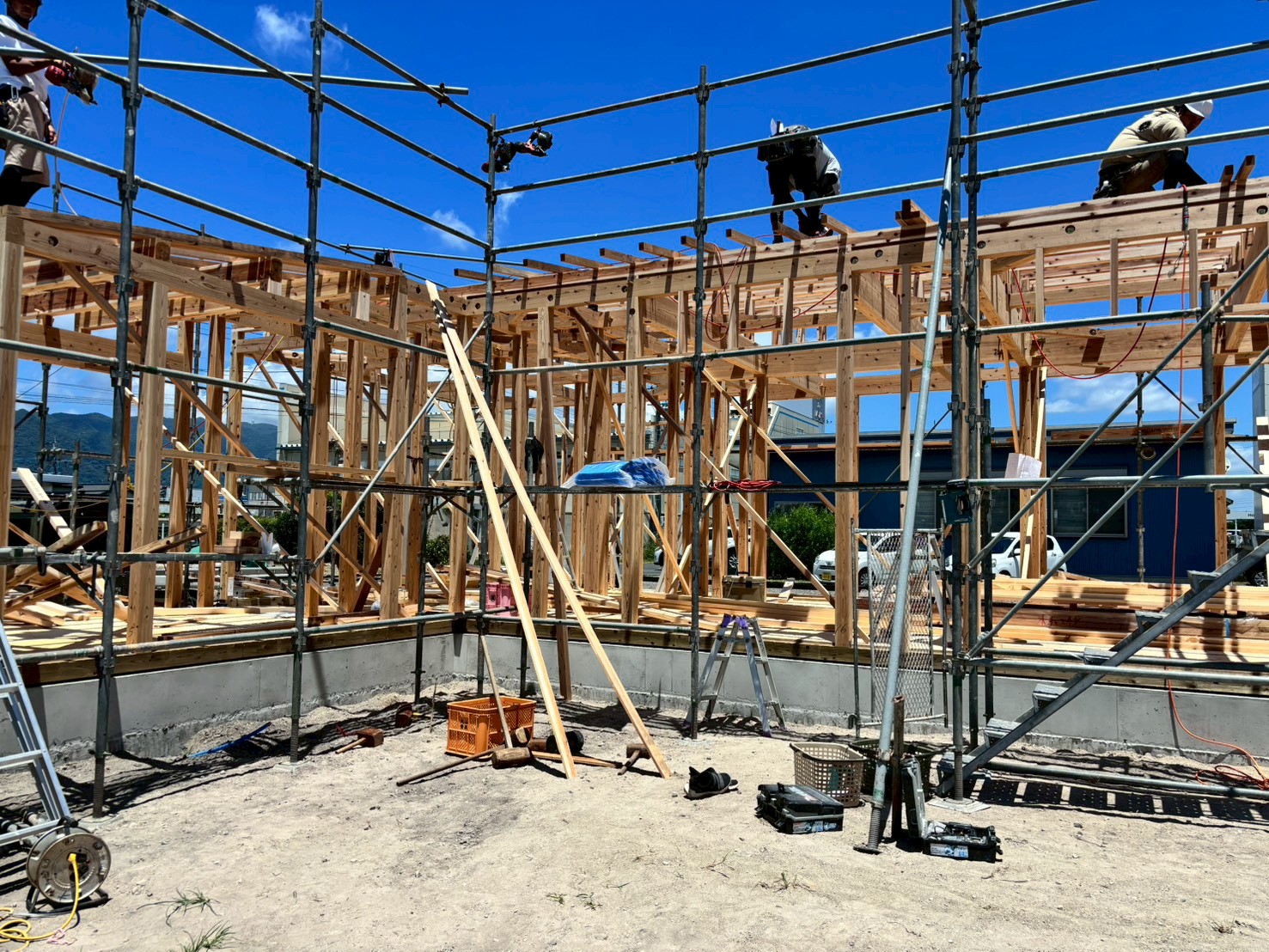 札元分譲住宅で職人が建物の骨組みを組み上げる様子