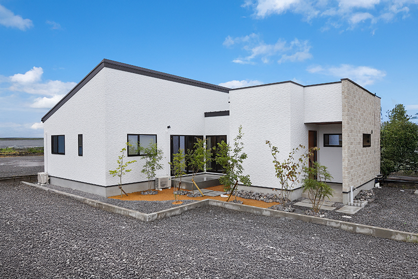 中庭とつながる、ホテルライクな平屋の写真2