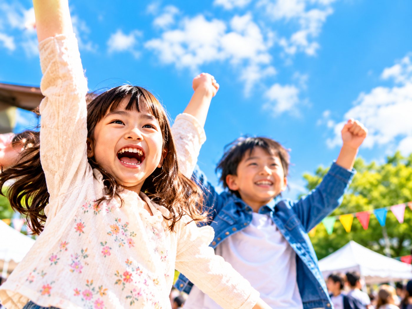 笑顔でジャンプする子どもたち