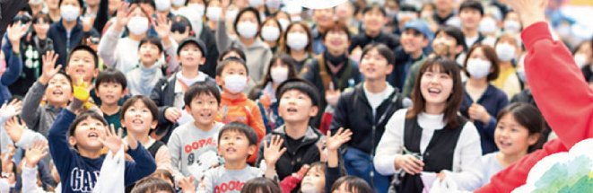手をのばして楽しむたくさんの来場者
